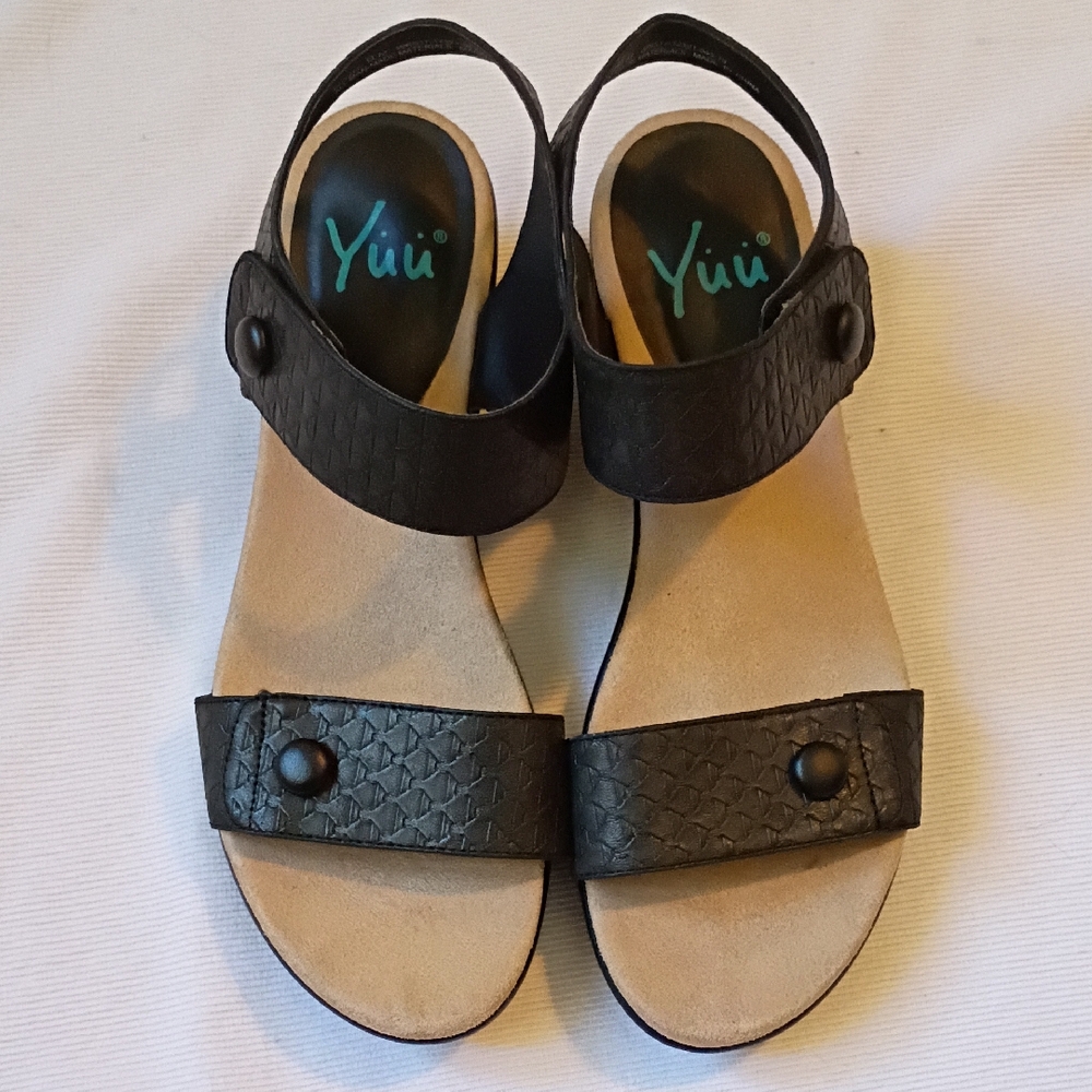 Yuu Puzzle Black Wedge Sandal